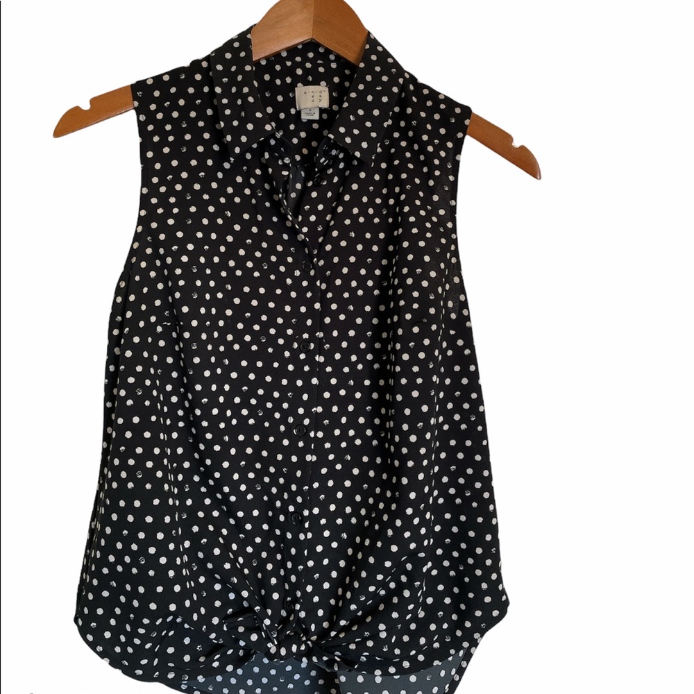 Sleeveless, tie waist, polka dot top